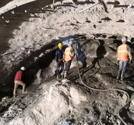 进贤拱顶带模注浆料的施工流程及注意事项